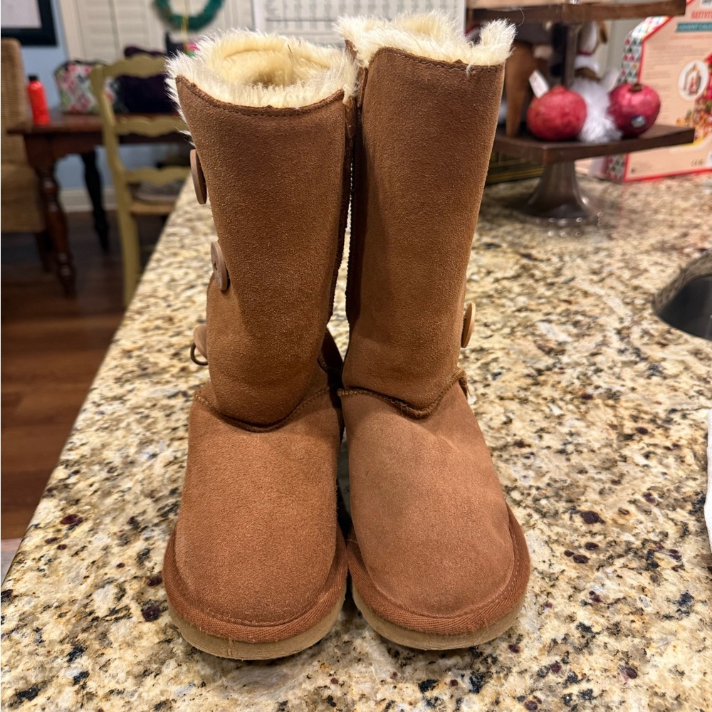 Ugg‎ Bailey Button Triplet II Boot Girls Size 5 Chestnut Brown Leather Sheepskin